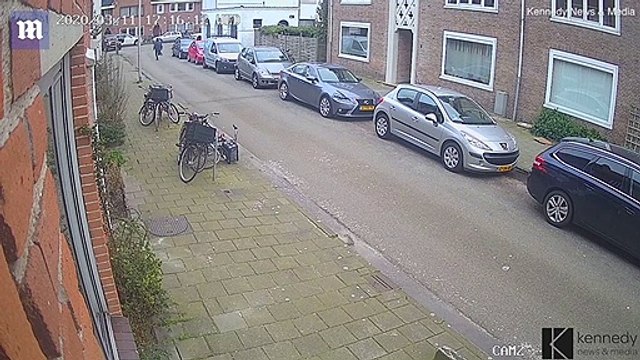 Ce conducteur poursuit désespérément sa Jeep qui dévale toute seule une rue