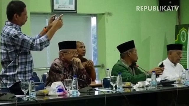 Shalat berjamaah. Muhammadiyah tidak mengeluarkan imbauan larangan shalat berjamaah di masjid.