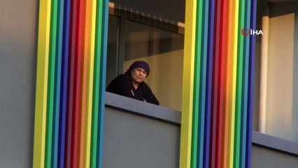 Karantina Yurdunda İlk Sabah, Kameraya El Salladı