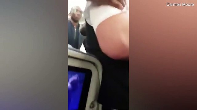 Une hôtesse de l’air et un passager se bagarrent et s’échangent des gifles