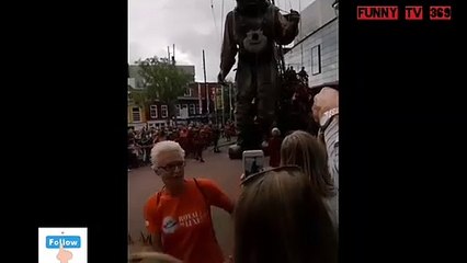 There appears the giant of Mars walking on the street with the cheers of everyone