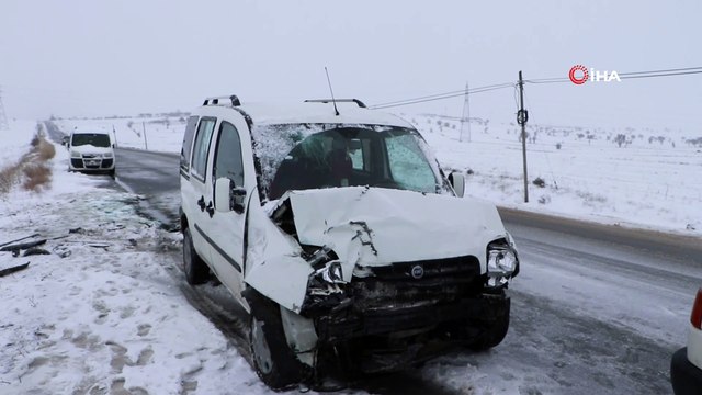 Kayseri'de otomobiller kafa kafaya çarpıştı: 4 yaralı