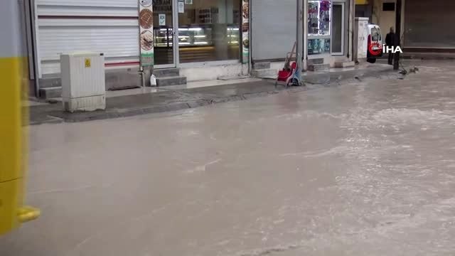 Kızıltepe'de aşırı yağış sonrası yollar göle döndü