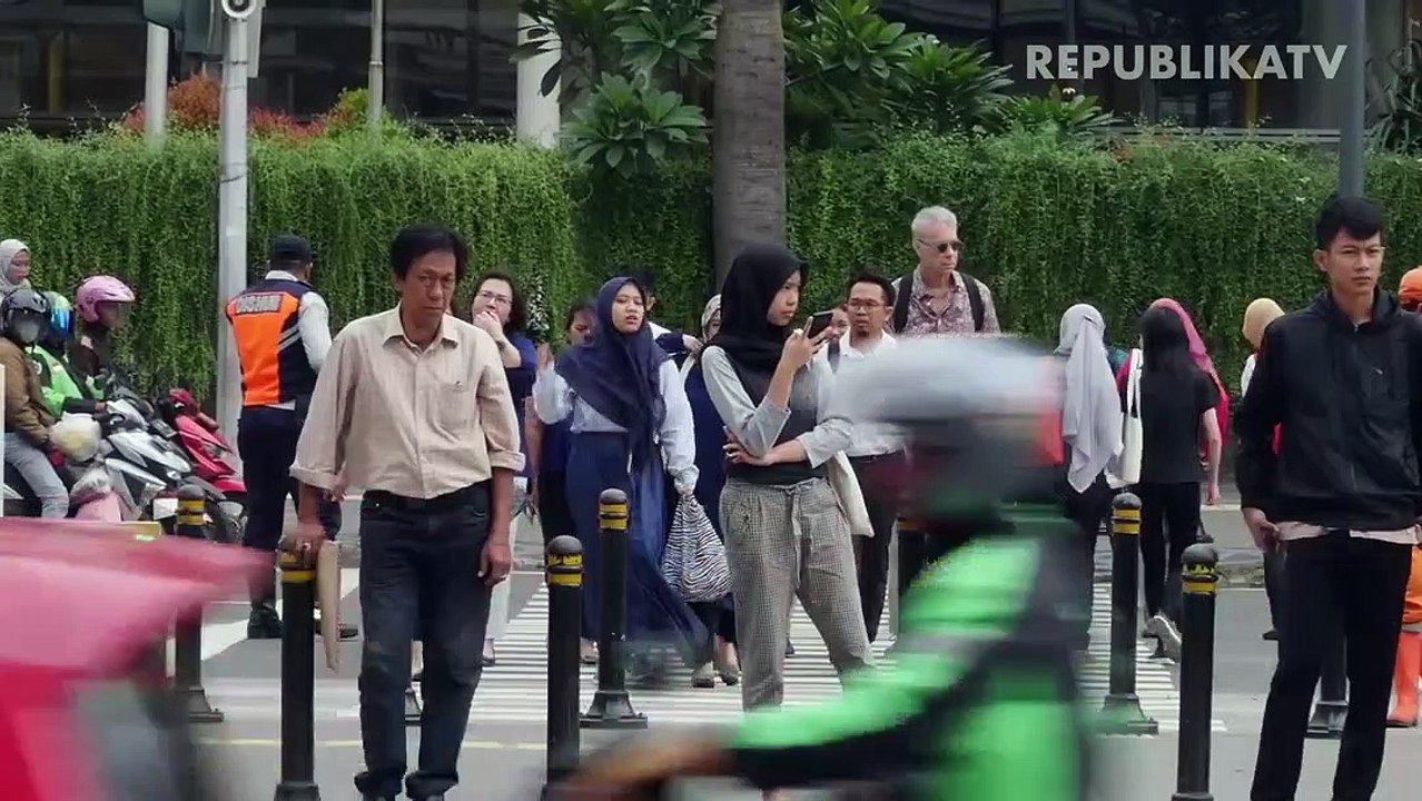 Pemprov DKI Jakarta memberlakukan pembatasan transportasi publik, LRT, MRT, dan Transjakarta untuk mengurangi penyebaran virus corona jenis baru.