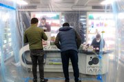 Antalya'daki nöbetçi eczane koronavirüse karşı şeffaf brandayla önlem aldı