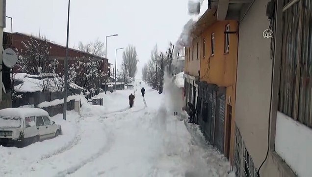 Karlıova’da yoğun kar yağışı etkisini sürdürüyor - BİNGÖL