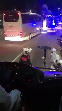 O skandalın görüntüleri ortaya çıktı! Polisler genç kızı otobüsten böyle almış