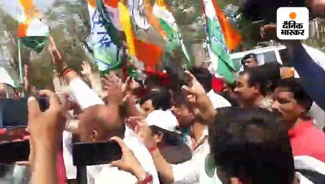 कांग्रेस के करीब 70 विधायक राज्यपाल से मिले, बेंगलुरु से विधायकों को मुक्त कराने की मांग की