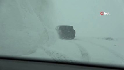 Kar kalınlığının 2-3 metreyi bulduğu yolda ekipler güçlükle ilerliyor