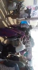 मथुराः मेले में दुकान लगाने को लेकर चले लात घूंसे