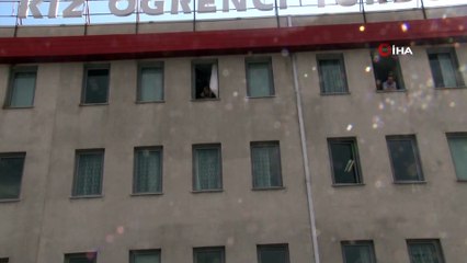 Florya Beşyol Kız Öğrenci Yurdu’nda Karantinadaki Vatandaşlar Yakınlarına El Salladı