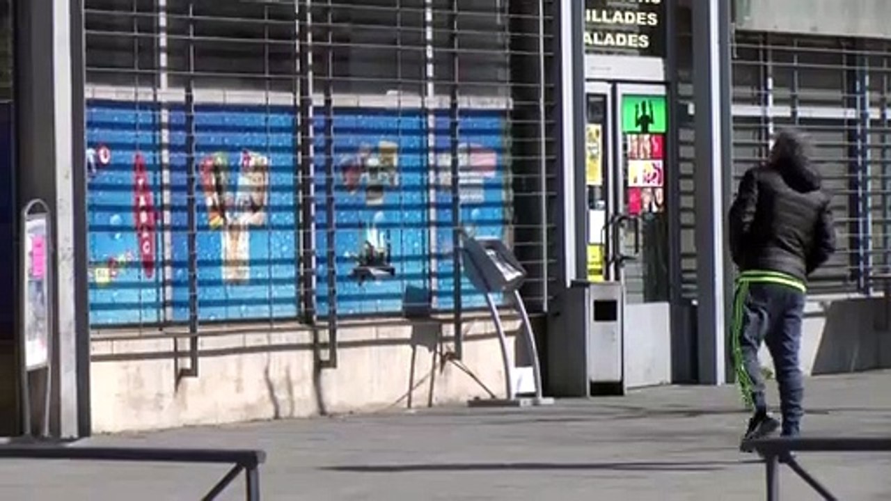 Bouc-Bel-Air. Deux places, deux ambiances