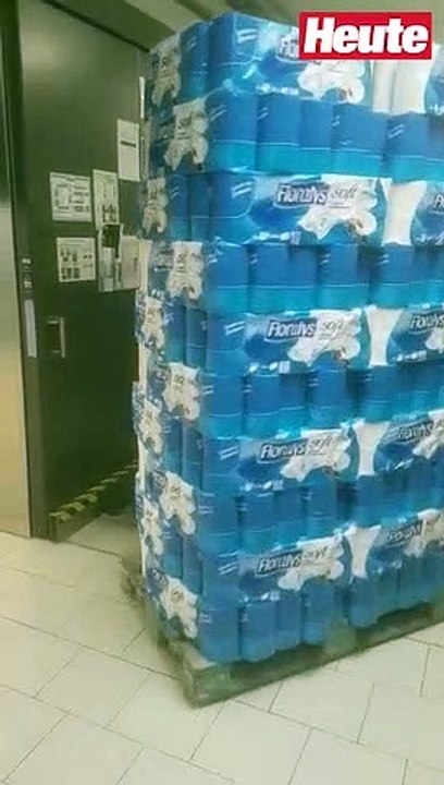 Hier stürzen sich alle auf neue Klopapier-Lieferung