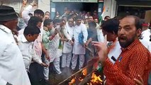 इंदौरः बेंगलुरु घटनाक्रम को लेकर गुस्साए कांग्रेसी, येदुरप्पा का पुतला फूंका