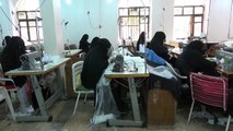 20 يمنية يسابقن الوقت لخياطة كمامات خشية وصول فيروس كورونا المستجد