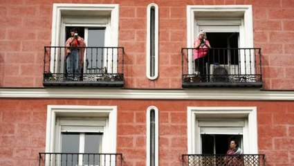 İspanya'da halk, şarkılar ve alkışlar eşliğinde sağlık çalışanlarına destek veriyor
