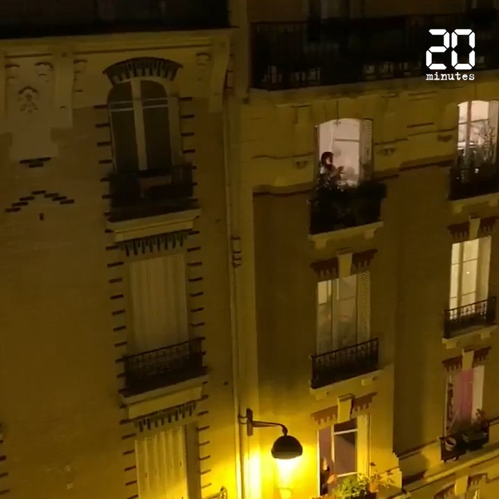 Coronavirus: À leur fenêtre, les Françaises et Français applaudissent les personnels soignants