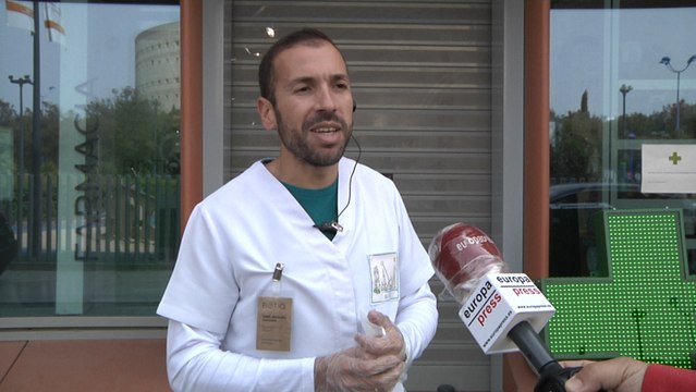 Farmacia de Sevilla atiende a clientes sin bajarse del coche