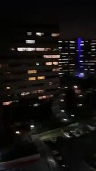 Karantina altındaki İranlılar balkon ve pencerelerden marş okudu