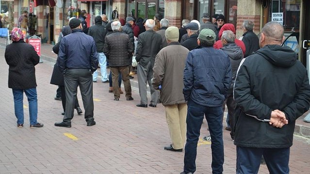 Virüse aldırış etmeden yumurta kuyruğunda beklediler
