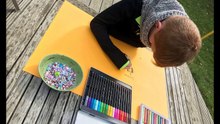Les enfants dessinent le virus sur la Toile