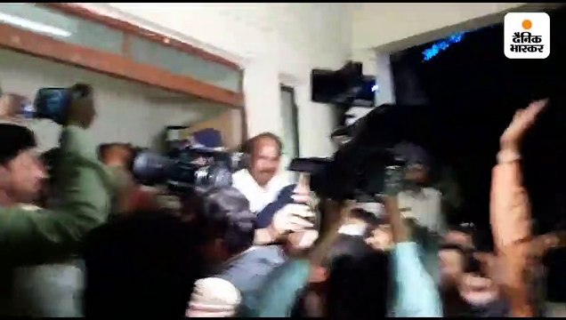 भाजपा मुख्यालय पर कार्यकर्ताओं से भिड़े कांग्रेस नेता, पथराव और हाथापाई भी हुई; धारा 144 लागू