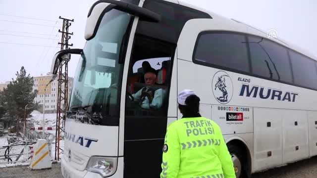 D-300 Karayolunda etkili olan kar ulaşımda aksamalara yol açtı