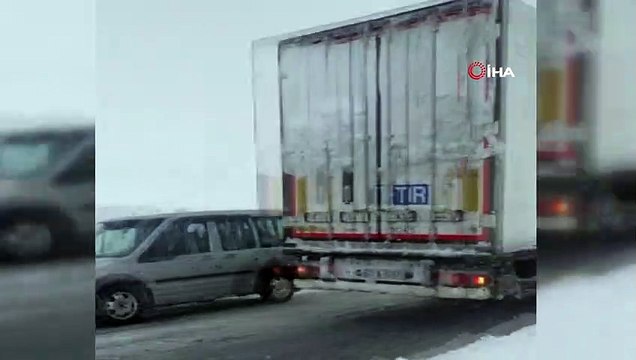 Onlarca araç Yüksekova yolunda mahsur kaldı