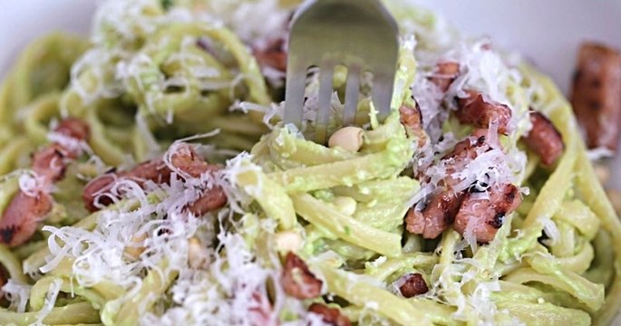Changez de votre pesto préféré en le parfumant avec de l'avocat... Vous ne mangerez plus jamais vos pâtes de la même façon !