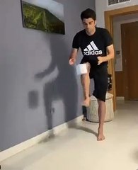 Enzo Zidane nous montre sa technique avec du papier toilette