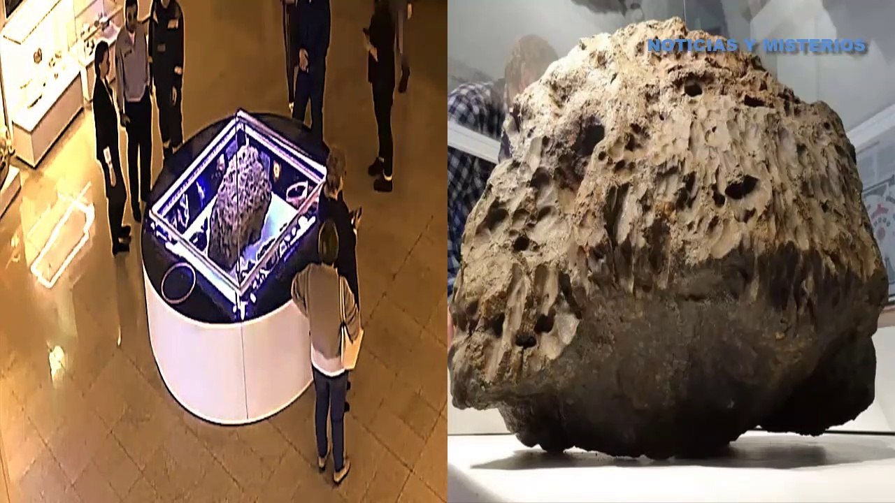 la vitrina que cubre el meteorito de Chelíabinsk se eleva misteriosamente