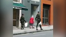 Militares de la Brigada Galicia VII en la puerta de un Carrefour ayudando a los mayores
