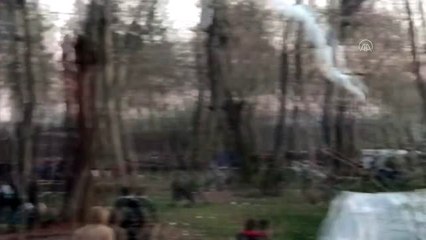 Sınıra yüklenen sığınmacılara Yunanistan'dan gazla müdahale (2)