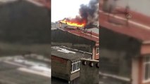 Esenler'de bir binanın yanan çatısı itfaiye ekiplerince söndürüldü - İSTANBUL