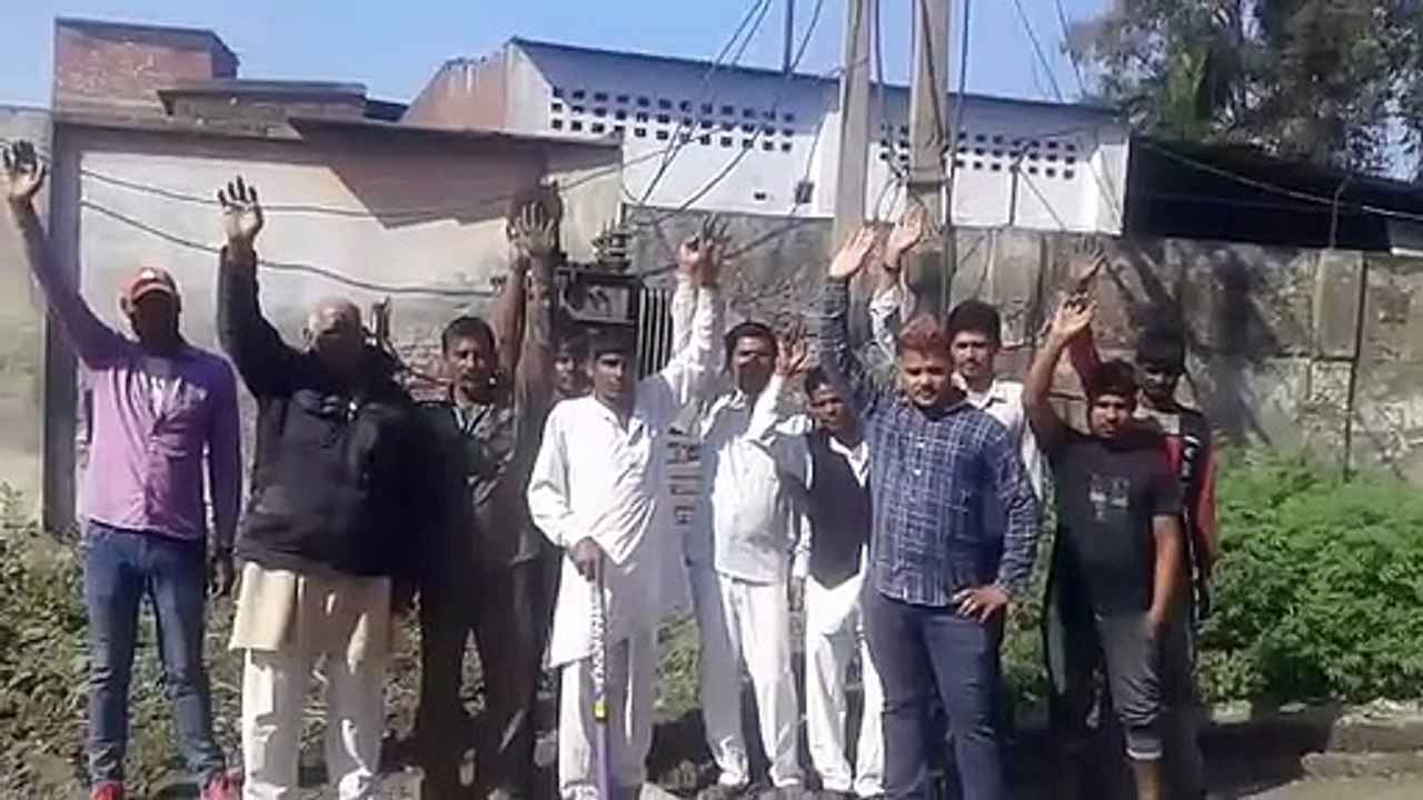 शामली: कोरोना के चलते बैंकों में मास्क लगाकर हो रहा कामकाज