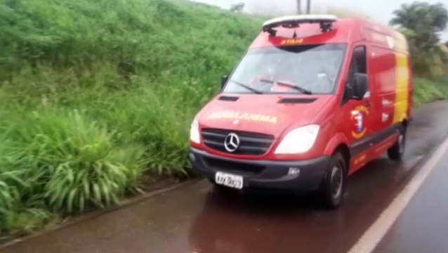 Duas pessoas pessoas ficam feridas em tombamento na rodovia BR-467