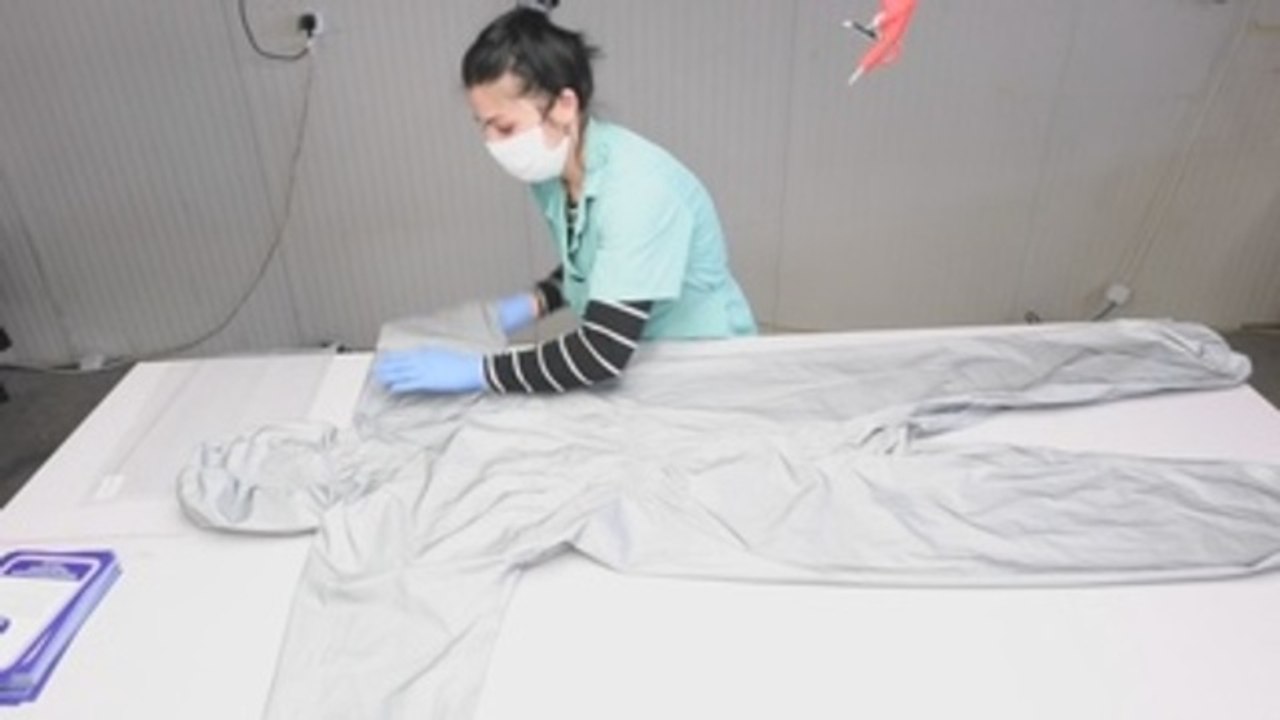 De hacer chaquetas para Armani a producir uniformes contra el coronavirus