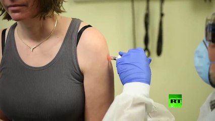 لأول مرة.. لقاح ضد كورونا يدخل جسد 3 متطوعين بانتظار النتيجة