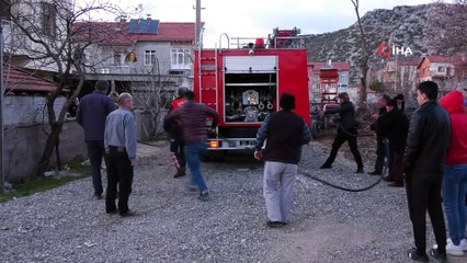 2 katlı binanın bacasında çıkan yangın için vatandaşlar seferber oldu