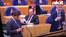 Hollanda Sağlık Bakanı koronavirüs toplantısında yere yığıldı!