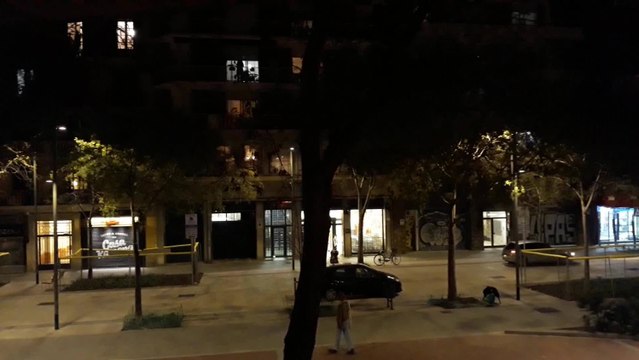 Una noche más de aplausos en Barcelona para los profesionales contra el coronavirus