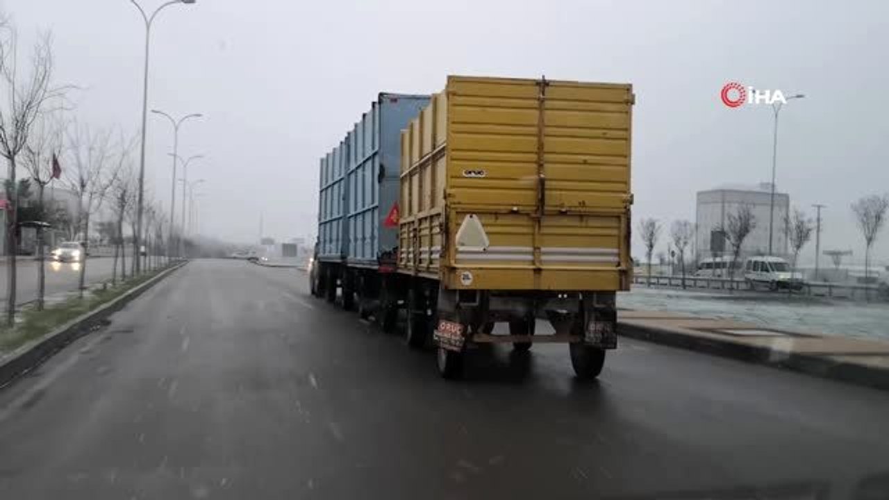 3 römorkla karayolunda tersten giden traktör sürücüsünden ilginç savunma