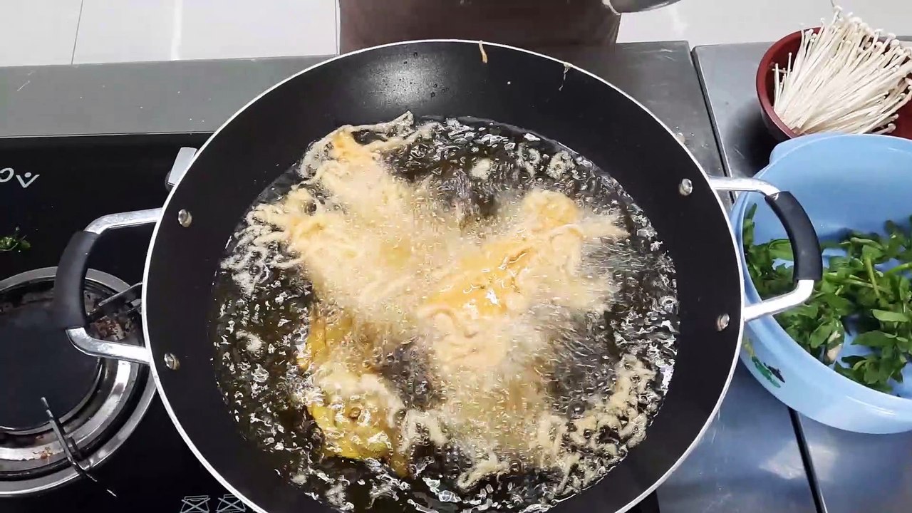 Chef Cooks Fried Veggies While Only Using Hands
