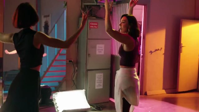 Sevcan Orhan - Evlerinin Önü Yonca