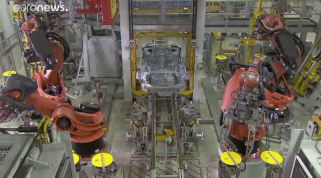 Le virus touche le secteur automobile, contraint de fermer ses usines et ses concessions