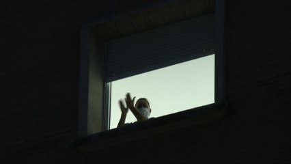 Continúan los aplausos al personal sanitario