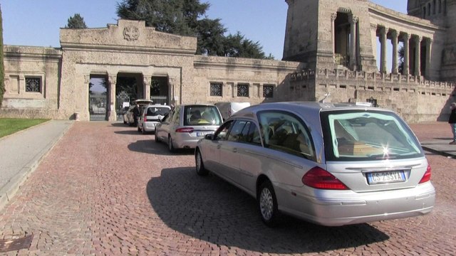 En Italie, les corbillards se succèdent devant les grilles du cimetière de Bergame