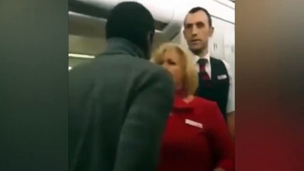 Uçakta çıkan tartışmada yolcu, ayırmak isteyen kabin amirine tükürdü