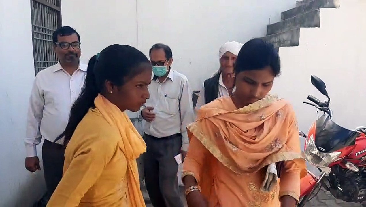 इटावा: SBI ने वायरस के रोकथाम हेतु ग्राहकों के धुलवाए हाथ