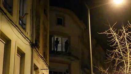 Les Spinaliens applaudissent à leur fenêtre pour montrer leur support au personnel hospitalier